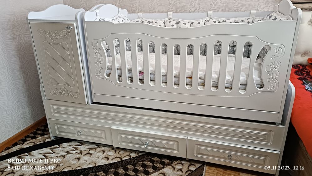 Bolalar kravati sotiladi 3 taksi 1 da. Holati yangi