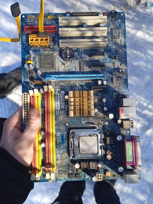 Продам материнскую плату Gigabyte GA-945PL-S3. Э