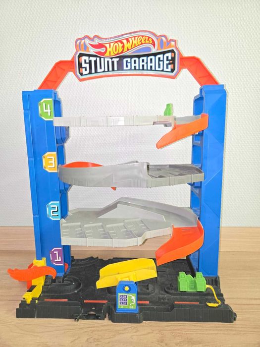 Hot Wheels / Хот Уилс / автовоз / гараж
