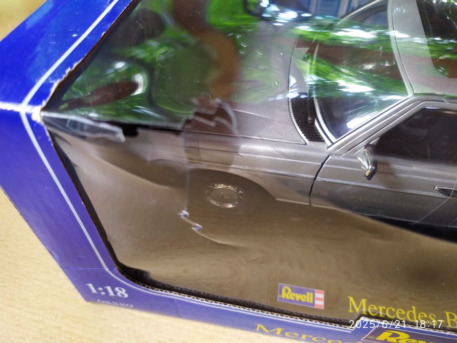 1:18 Метален модел на Mercedes Benz 230 E W123 Revell