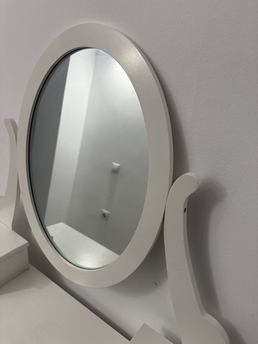 Masuta pentru machiaj cu oglinda