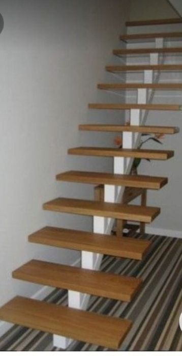 Scari metalice cu trepte din lemn