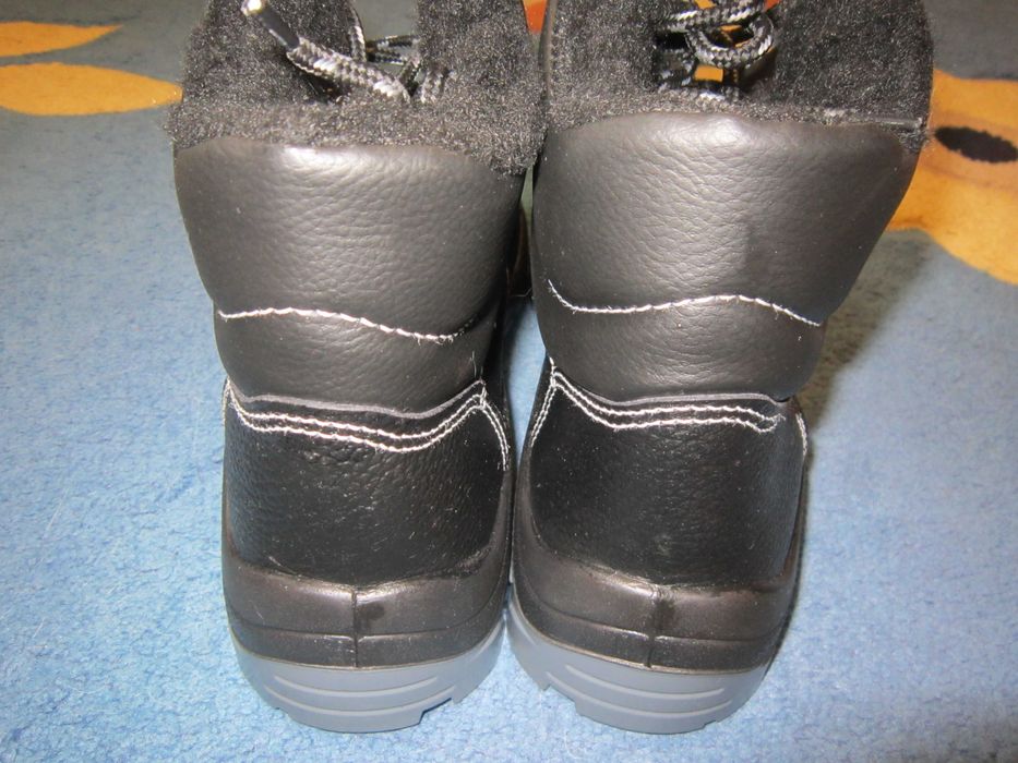 Спец ботинки зимние 45 размер.