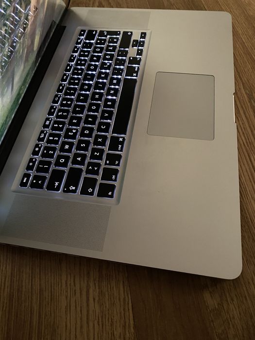 Laptop Apple MacBook Pro intel core i7,Tastatură luminată,Display mare de 17 inch led,8gb ram ddr3,SSD disk 130gb memorie,baterie nouă 169 de cicluri