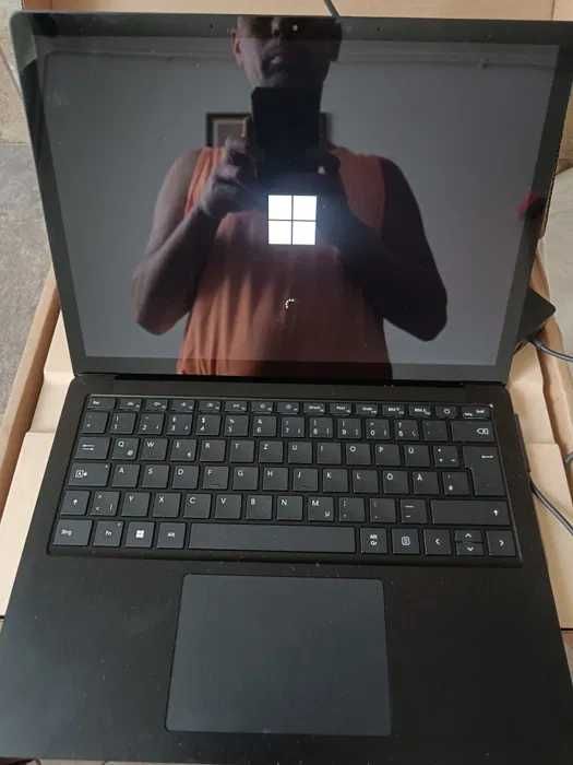Microsoft Surface 5 • i7-1255U • 32GB • 512GB • 13.5" 2256x1504 • Nou