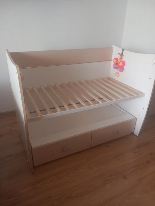 Детска кошара с люлеещ механизъм