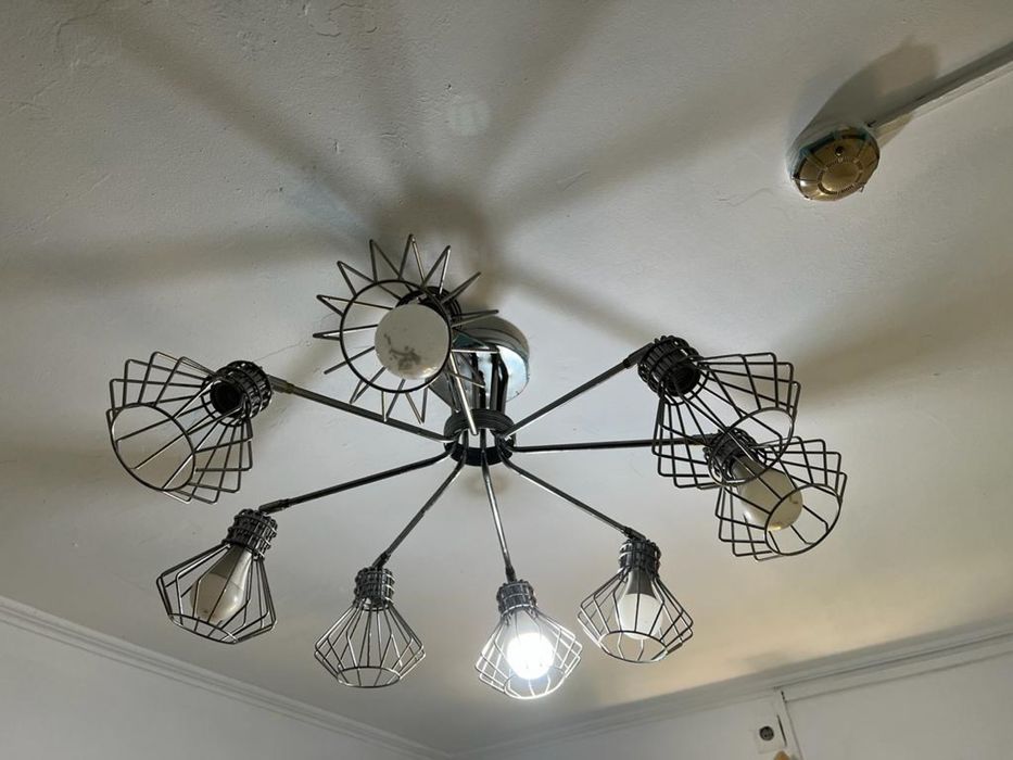 Продам люстры б.у 8 штук дешево