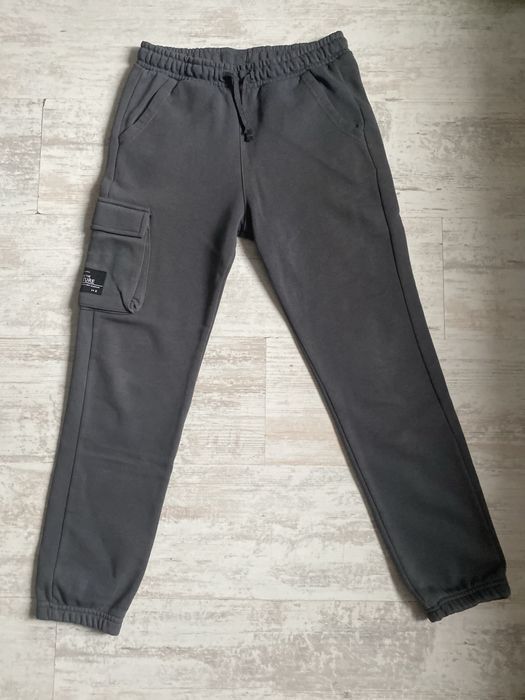 Карго ватиран панталон и бяла блуза ZARA