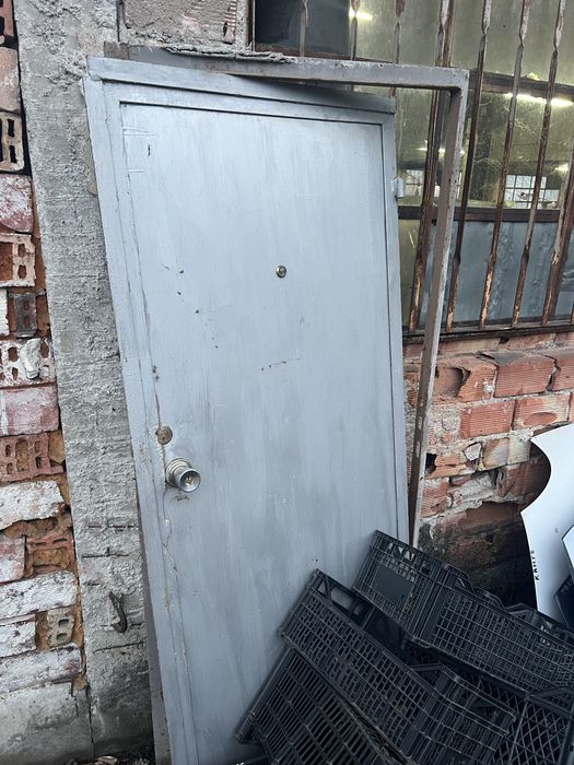 Метална масивна врата с каса