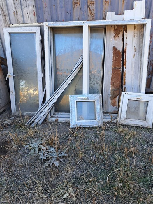 Продам рамы и две форточки