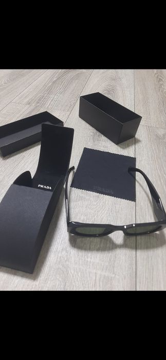 Vând ochelari Prada