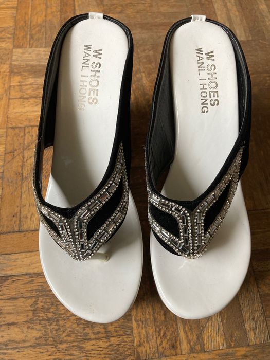 Дамски чехли от черен набук и бял лак с камъчета W Shoes