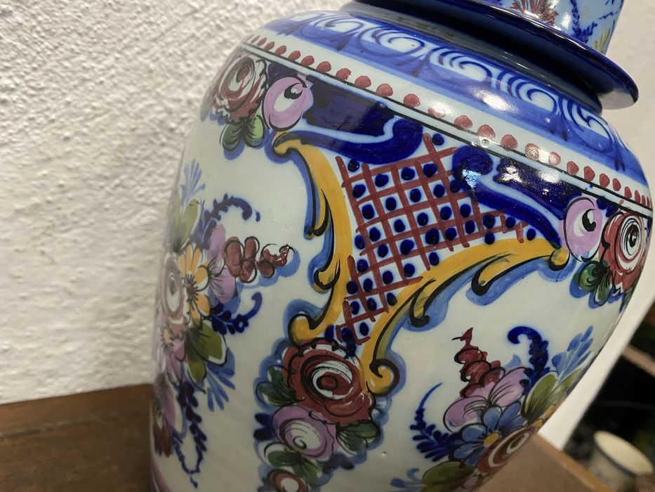 Португалска порцеланова ваза с капа урна