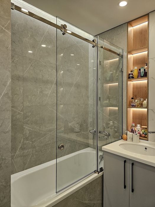 Стеклянные шторки на ванну