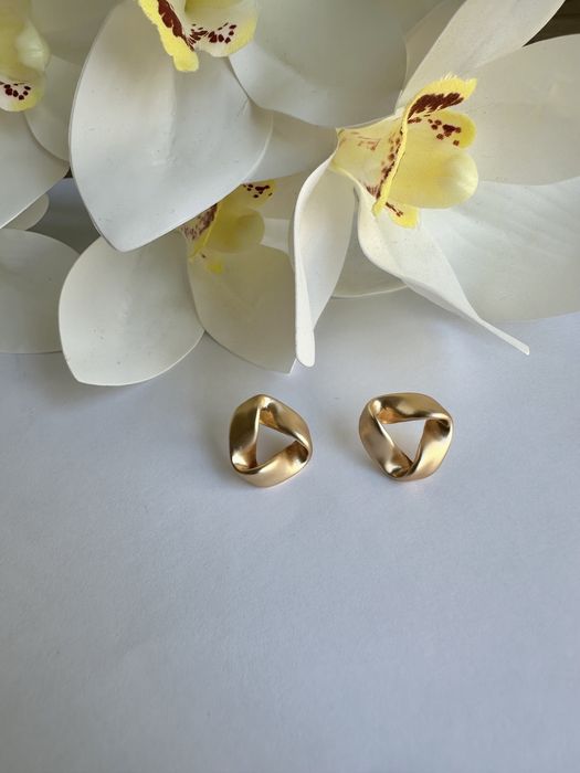 Трендовые серьги под латунь