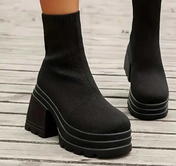 Зимни боти на платформа и ток