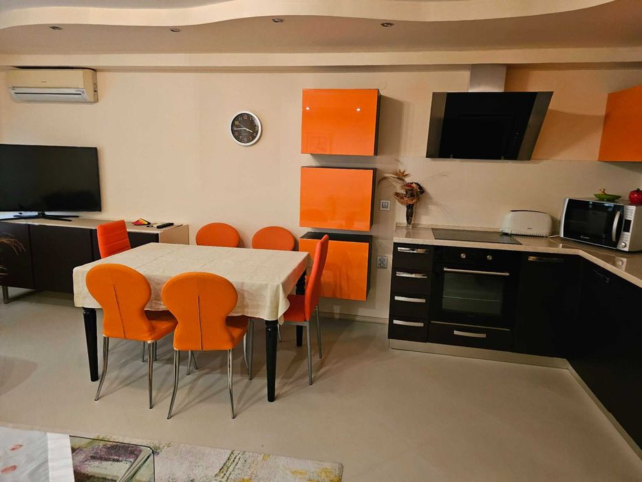 Тристаен апартамент -близо до Медицински Университет, Червен площад