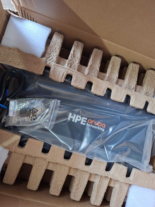НОВ Чисто нов Комутатор HPE Aruba 6000 48G Class4 PoE 4SFP (R8N85A)