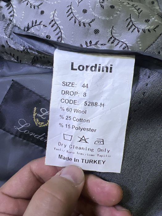 Продам 2 костюма