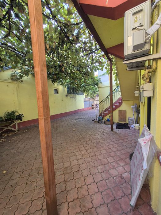 Casa cu 100 mp teren la numai 300 metri de parcul Carol