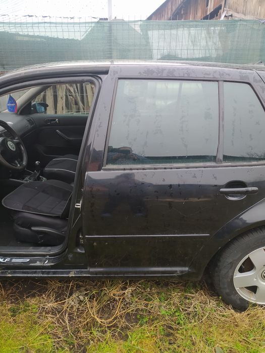 Vând Golf 4 radiat, pentru piese de schimb !