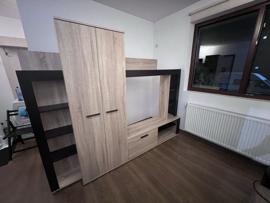 Bibliotecă living modernă cu spațiu TV, dulap și rafturi – stare bună