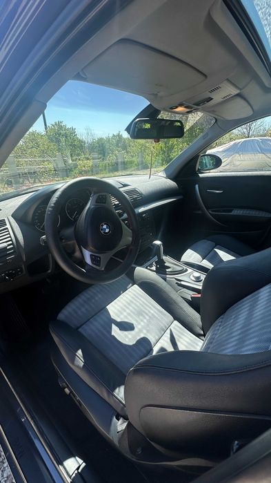BMW 120 автомат. Колата е стегната, поддържана и постоянно в движение.