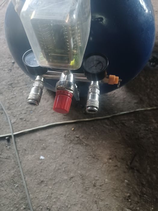 Două compresoare, butelii de 140 litri, motoare trifazate de 3 și 4 KW