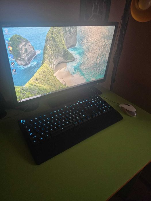 Setup de gaming:Unitate PC, Monitor,tastatura gaming,mouse,router etc.