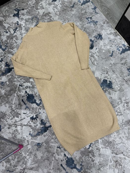 Бежевое оверсайз платье