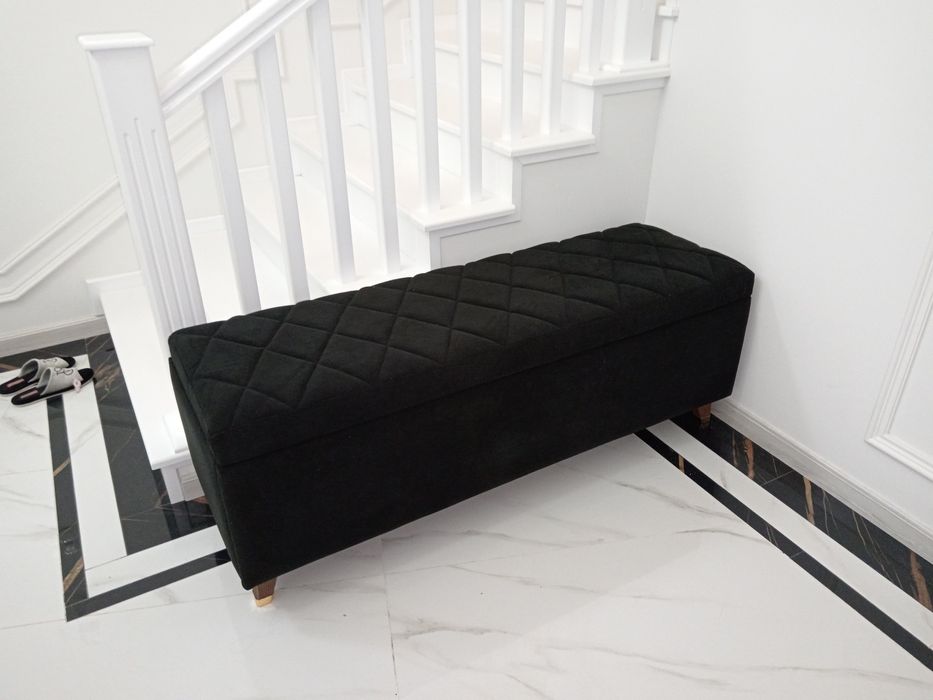 Prehojka oshhona va yotoqhonaga sandiqli va dumaloq taburetkalar.