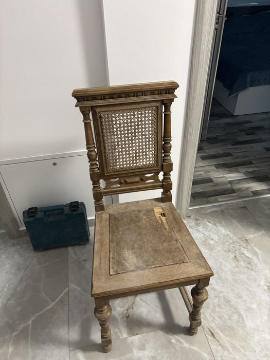 Scaun nerestaurat din lemn masiv si spatar din ratan