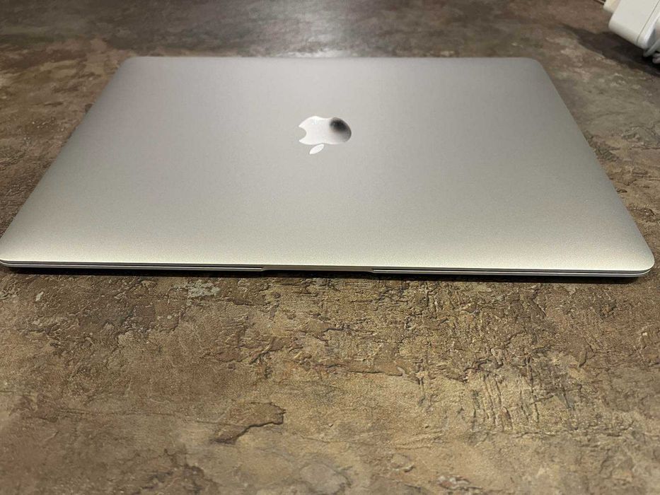 лаптоп Macbook Air 13-inch, 2020 година