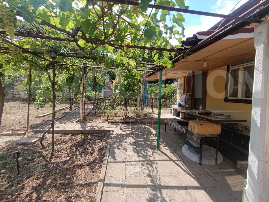 Просторна къща с голям двор и стопански постройки в с. Владимирово!