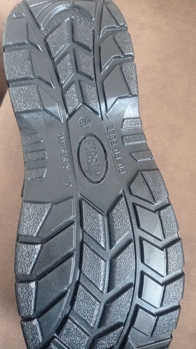 Работни обувки с метално бомбе