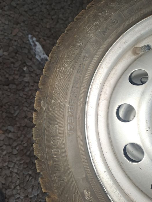 Продам комплект зимней резины с дисками