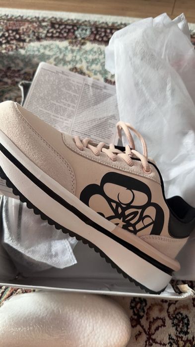 Женские кроссовки