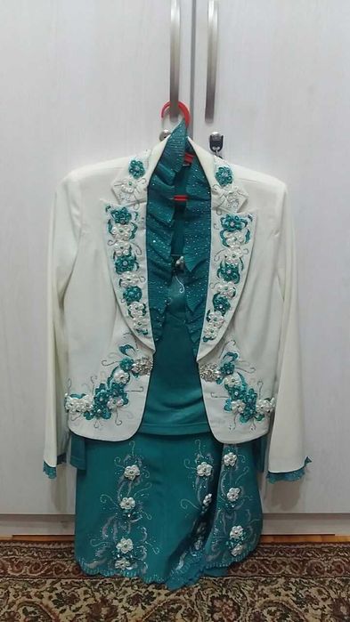 Костюм, юбки, дублёнка, теплая кофта и другая одежда