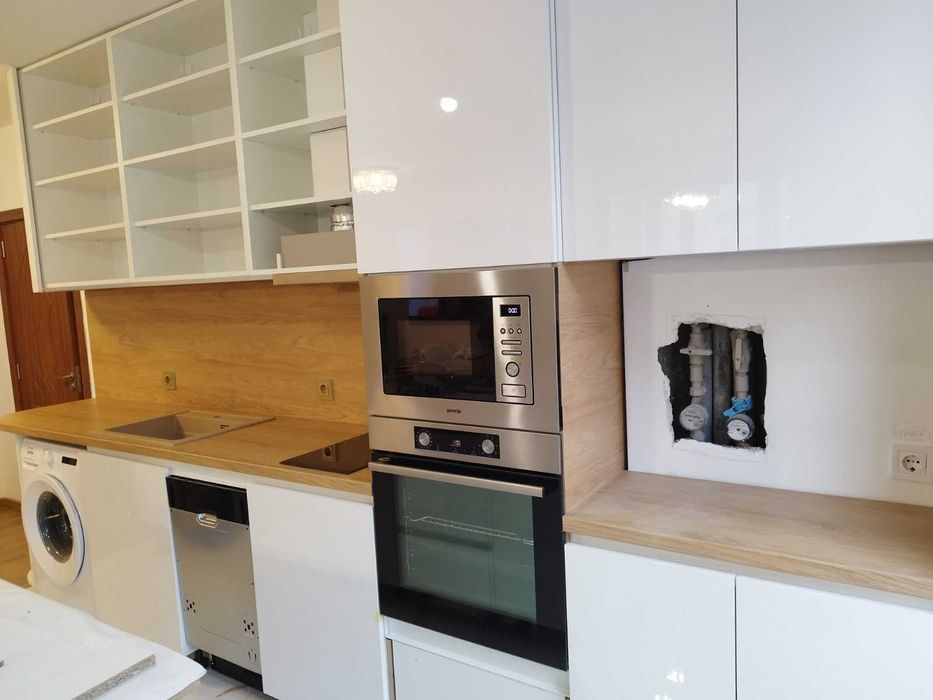 Изпълняване на интериорни решения. Сглобяване, монтаж, и проектиране на цялостно обзавеждане. Обемни офис проекти.