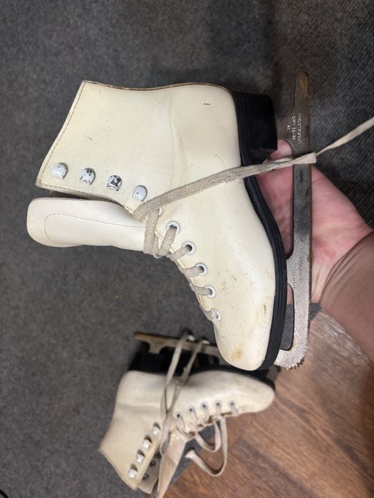 Коньки женские.