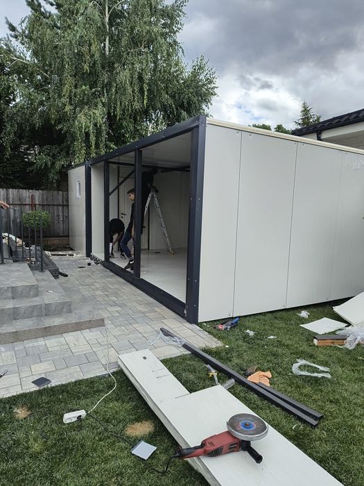 Cauți un garaj rezistent, modern și la un preț imbatabil?
Suntem echipa de profesioniști de care ai nevoie! Realizăm garaje personalizate din panouri