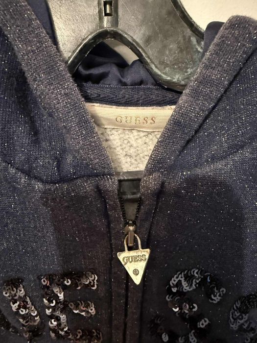 Суичър на марката GUESS