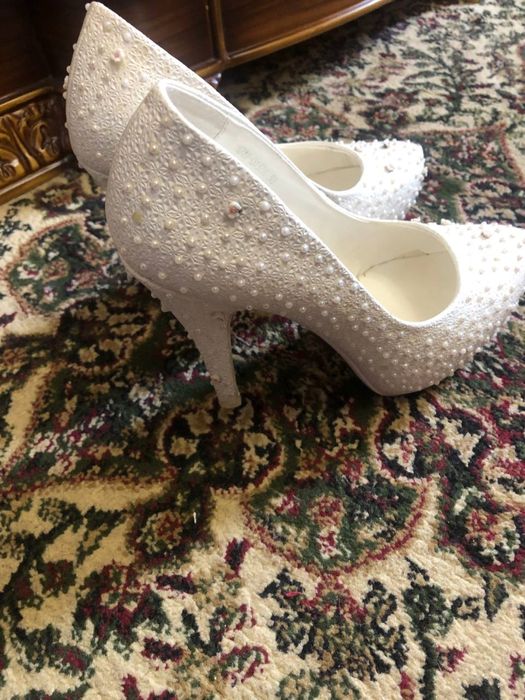 Oq tufli kelinchaklar uchun