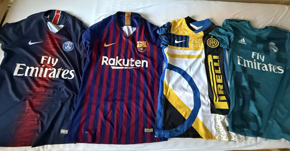 Vand colectie de tricouri de fotbal