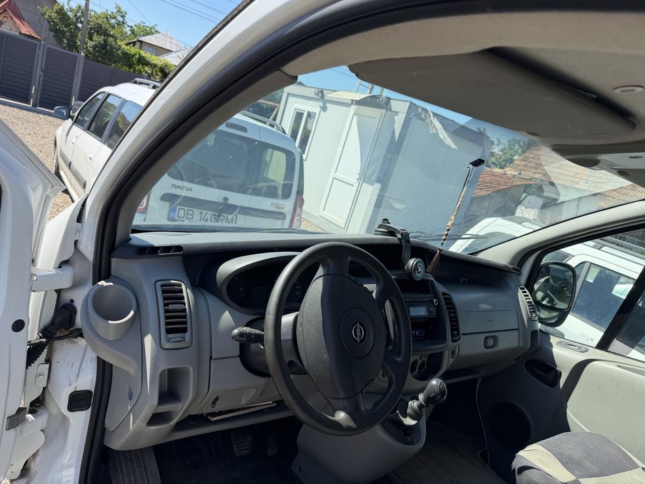 Vand  opel viavaro avariat