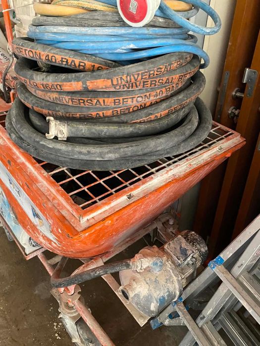 Vând următoarele