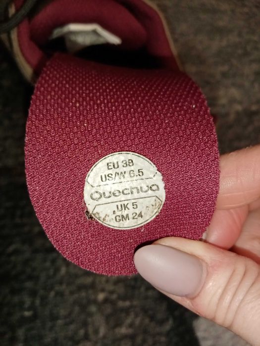 Кроссовки фирмы Quechua