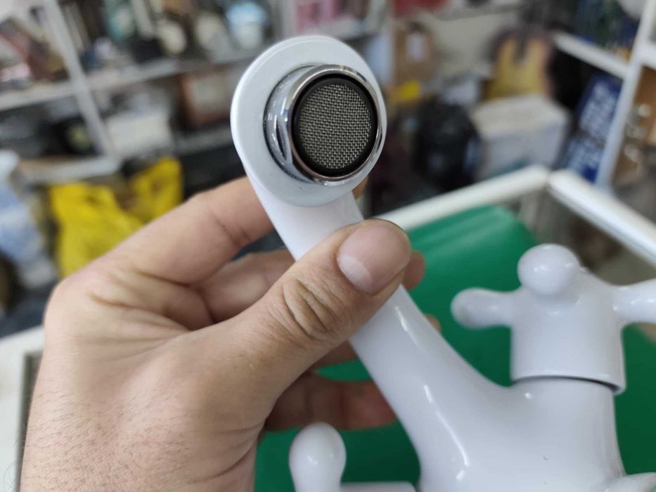 Нов бял смесител за мивка