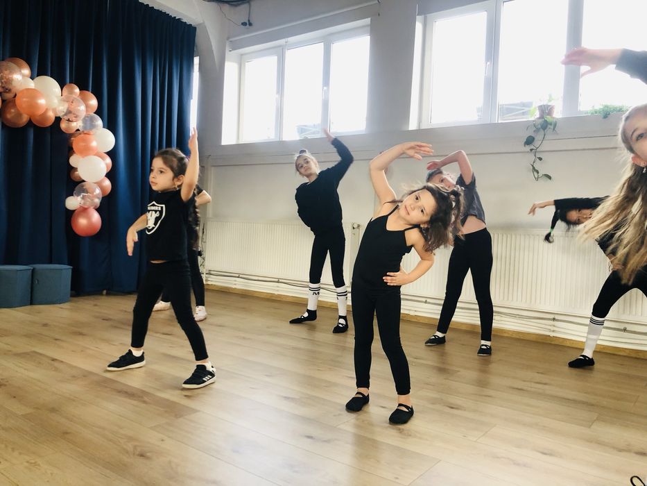 Inscrieri dans modern pentru copii cu varste cuprinse intre 4-16 ani.