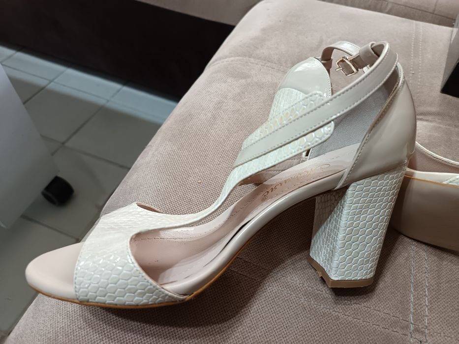 Продавам сандали с висок ток